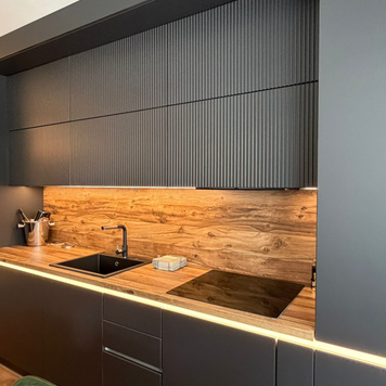 Mobilier de bucătărie NORVINIA, cu fronturi din MDF termoformat, blat termorezistent și mânere tip profil GOLA