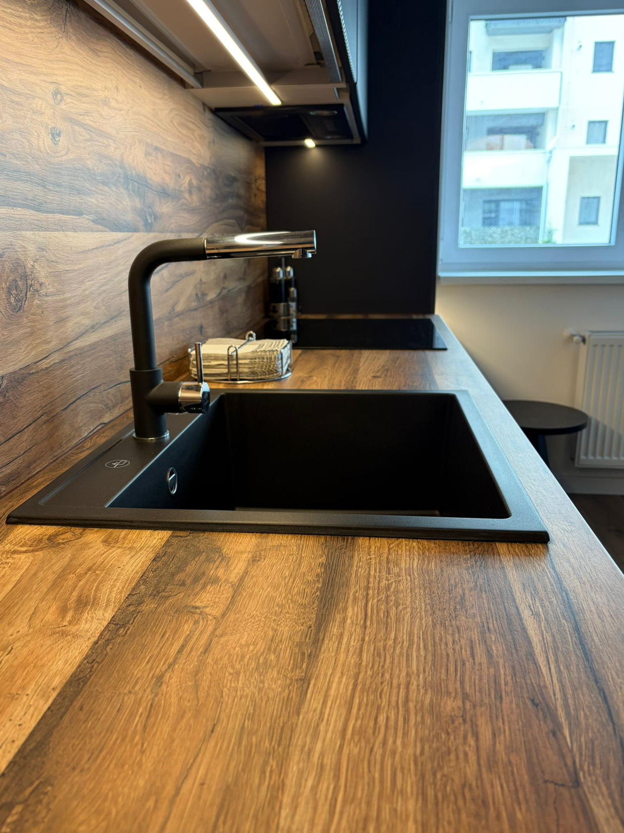 Mobilier de bucătărie NORVINIA, cu fronturi din MDF termoformat, blat termorezistent și mânere tip profil GOLA