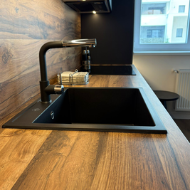 Mobilier de bucătărie NORVINIA, cu fronturi din MDF termoformat, blat termorezistent și mânere tip profil GOLA