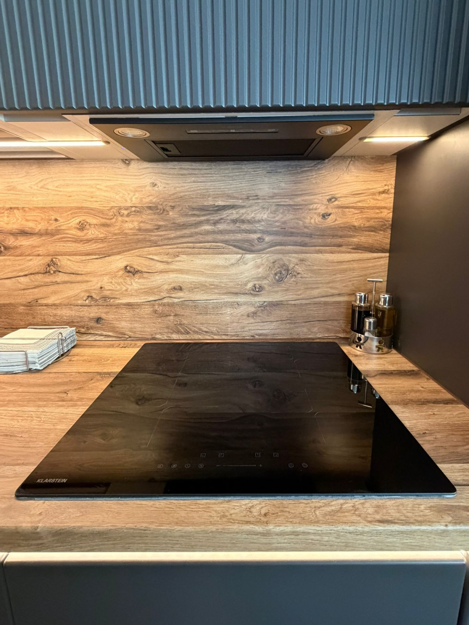 Mobilier de bucătărie NORVINIA, cu fronturi din MDF termoformat, blat termorezistent și mânere tip profil GOLA