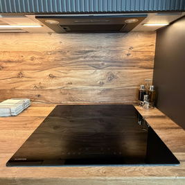 Mobilier de bucătărie NORVINIA, cu fronturi din MDF termoformat, blat termorezistent și mânere tip profil GOLA