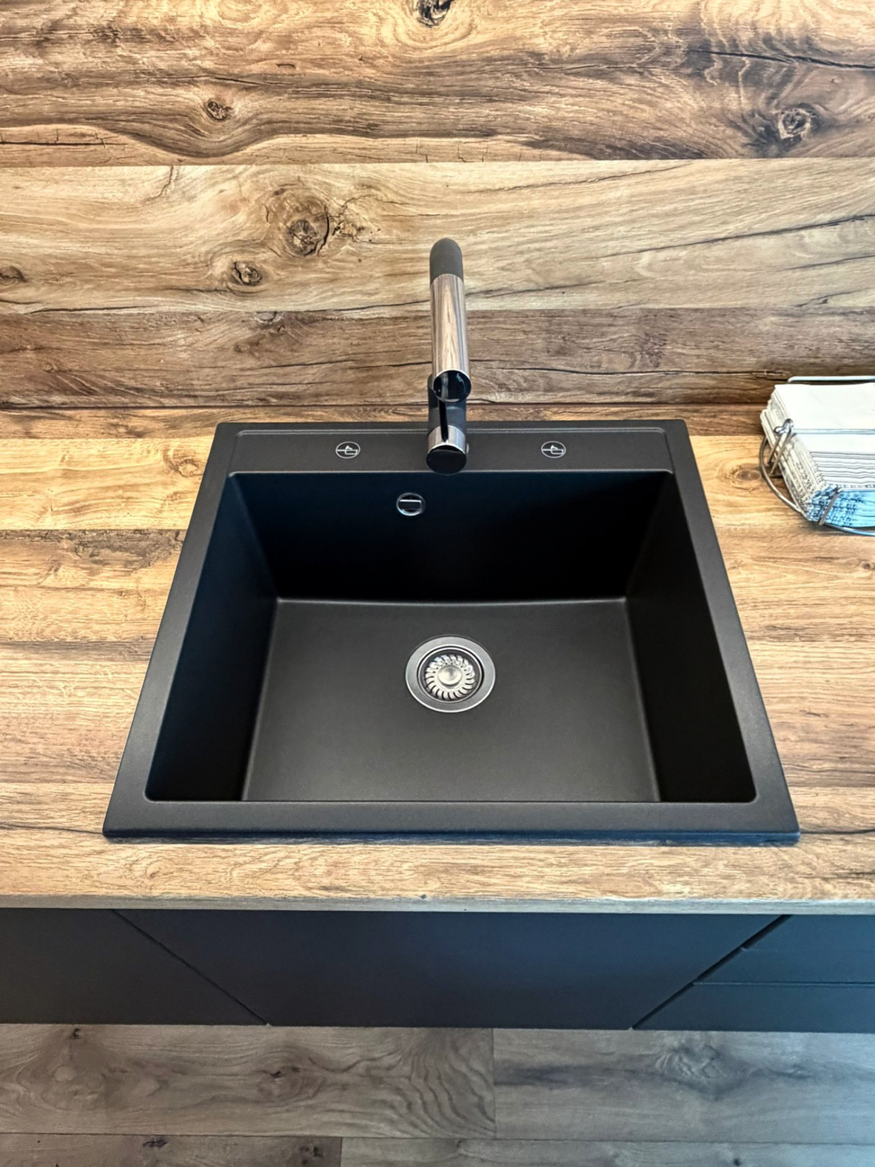 Mobilier de bucătărie NORVINIA, cu fronturi din MDF termoformat, blat termorezistent și mânere tip profil GOLA