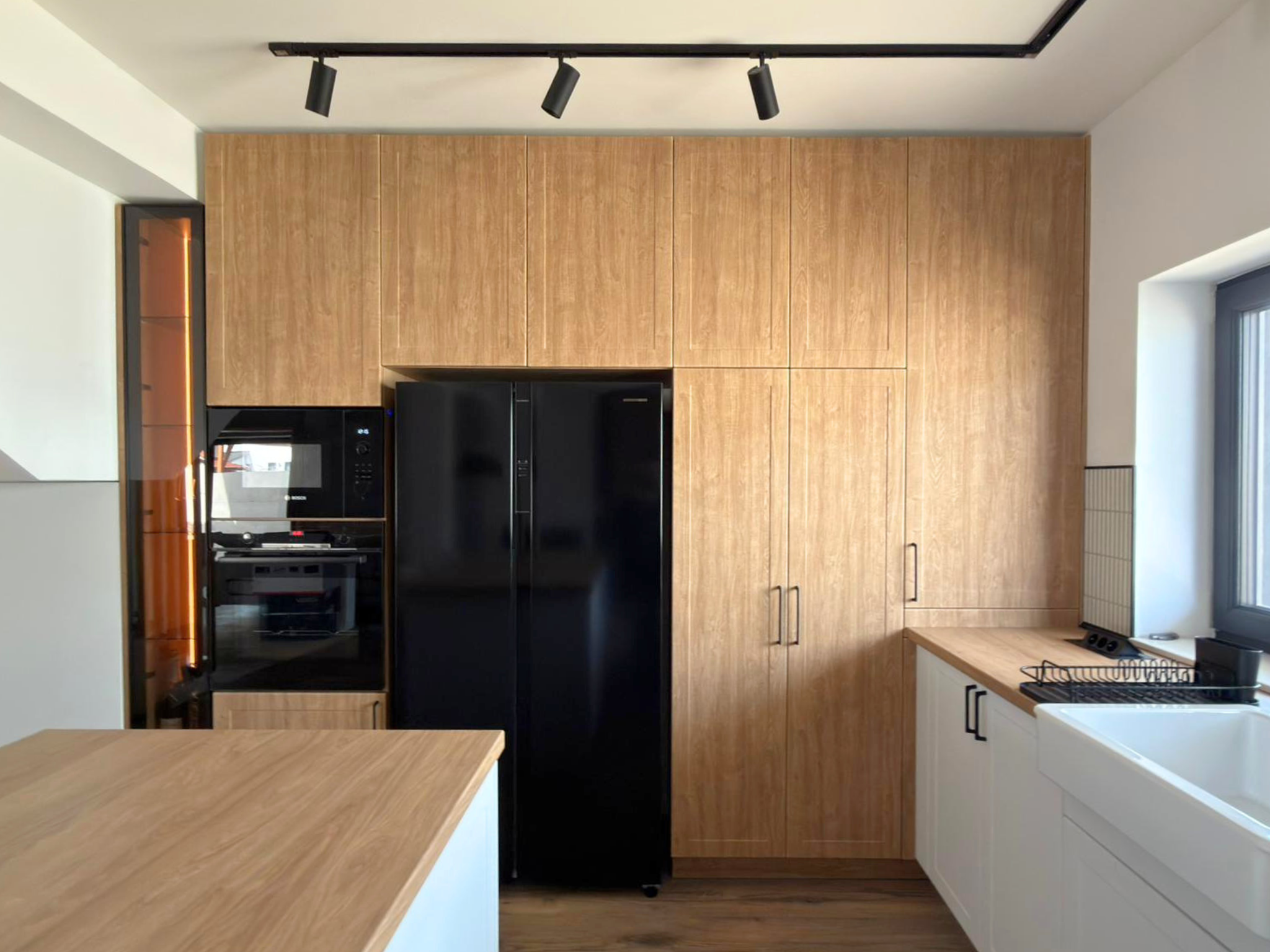 Mobilier de bucătărie NORVINIA, cu fronturi din MDF termoformat, blat termorezistent și mânere metalice aplicate