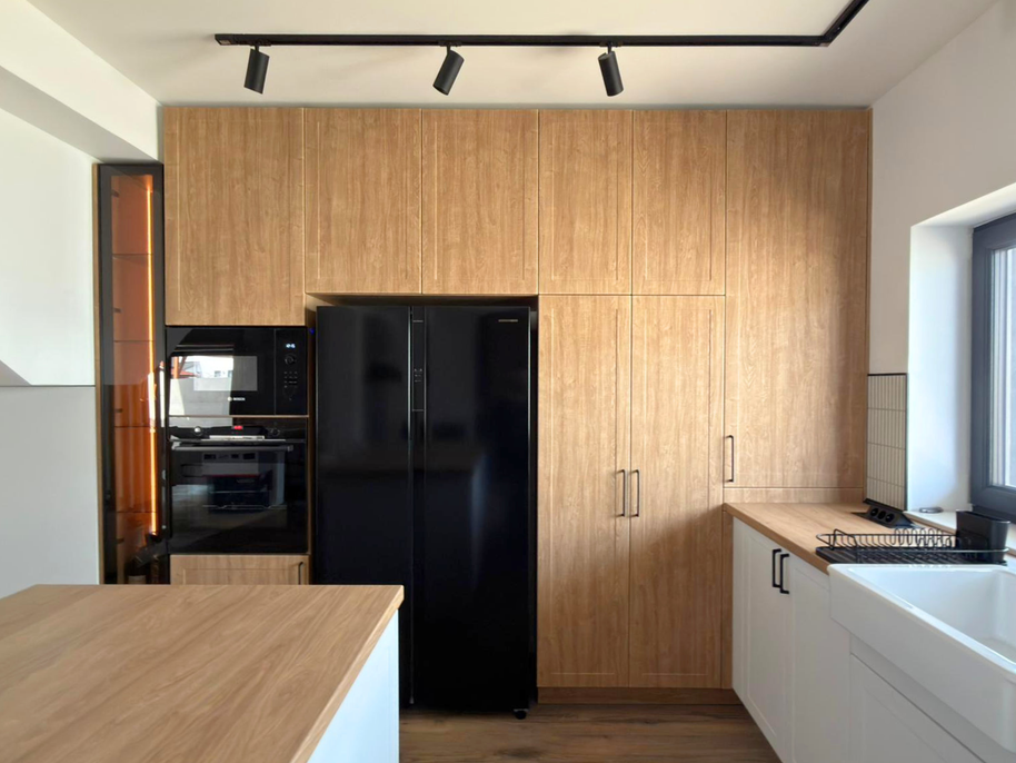 Mobilier de bucătărie NORVINIA, cu fronturi din MDF termoformat, blat termorezistent și mânere metalice aplicate