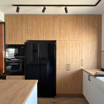 Mobilier de bucătărie NORVINIA, cu fronturi din MDF termoformat, blat termorezistent și mânere metalice aplicate