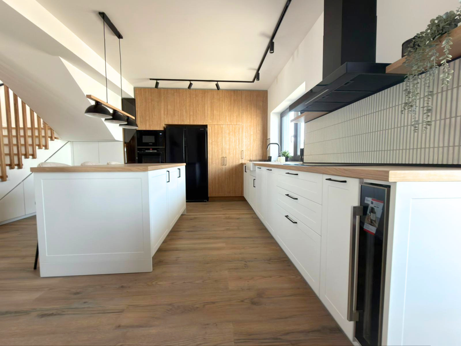 Mobilier de bucătărie NORVINIA, cu fronturi din MDF termoformat, blat termorezistent și mânere metalice aplicate