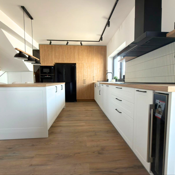 Mobilier de bucătărie NORVINIA, cu fronturi din MDF termoformat, blat termorezistent și mânere metalice aplicate