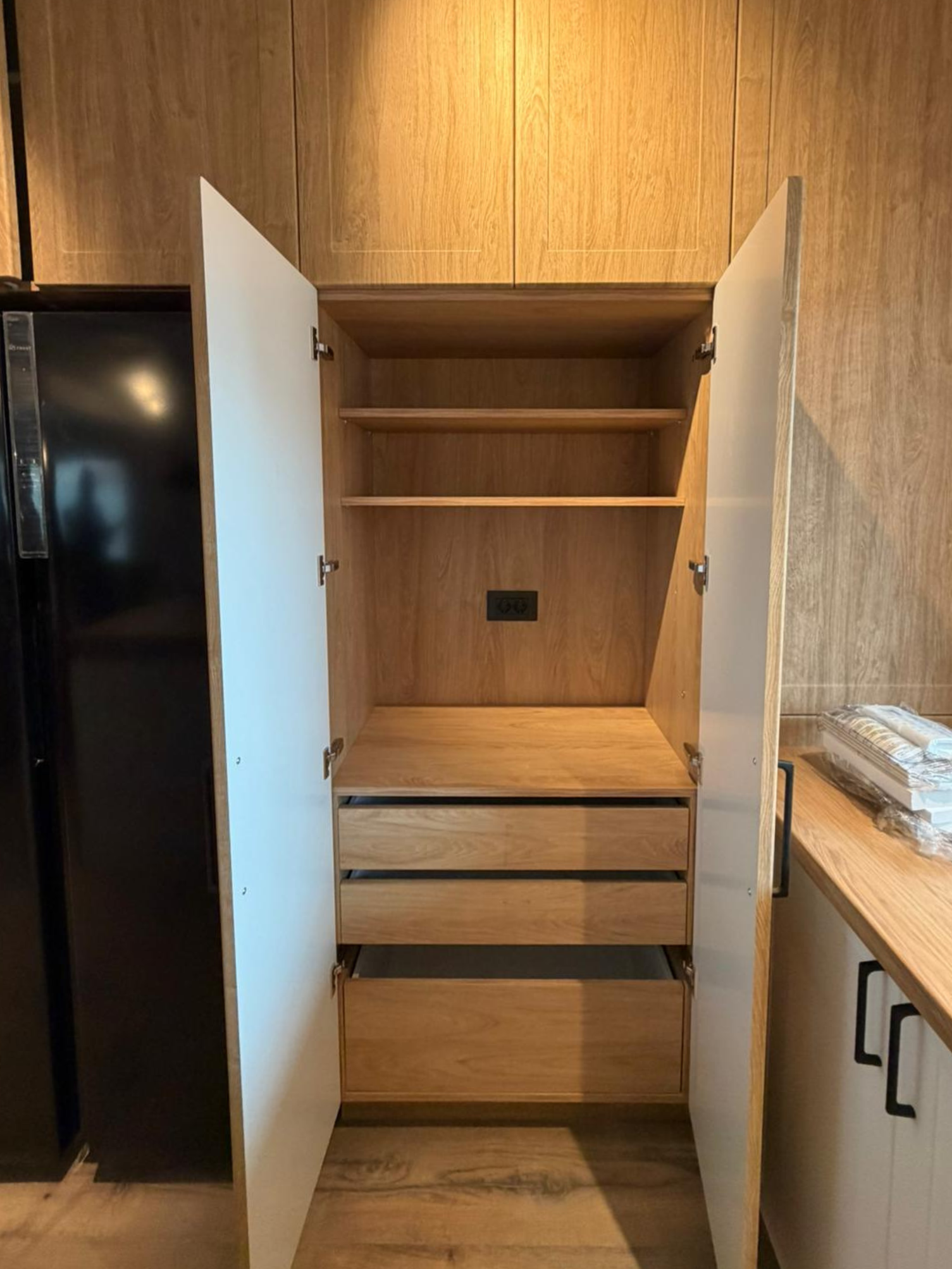 Mobilier de bucătărie NORVINIA, cu fronturi din MDF termoformat, blat termorezistent și mânere metalice aplicate