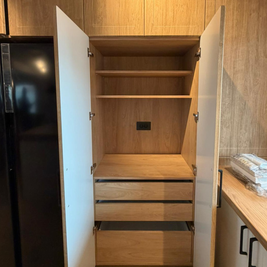 Mobilier de bucătărie NORVINIA, cu fronturi din MDF termoformat, blat termorezistent și mânere metalice aplicate