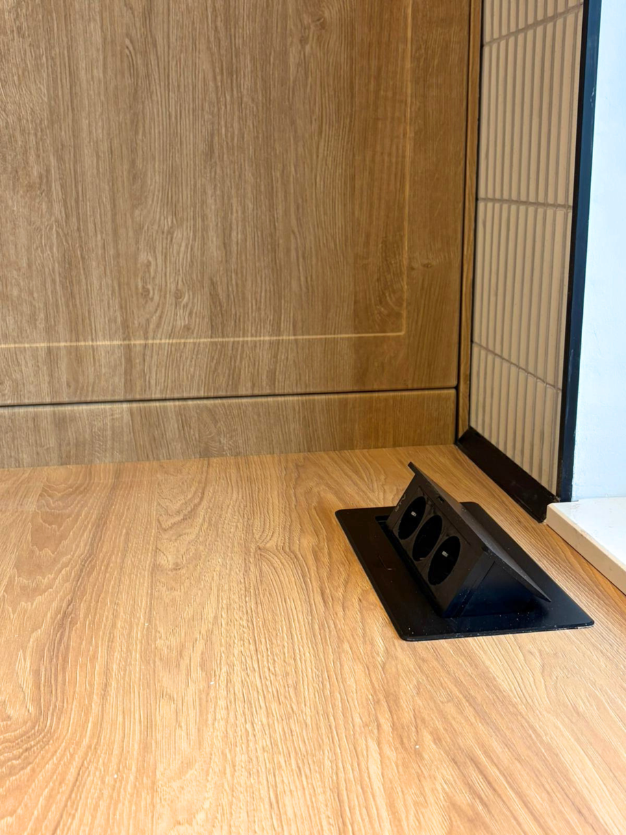 Mobilier de bucătărie NORVINIA, cu fronturi din MDF termoformat, blat termorezistent și mânere metalice aplicate