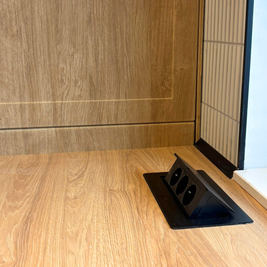 Mobilier de bucătărie NORVINIA, cu fronturi din MDF termoformat, blat termorezistent și mânere metalice aplicate