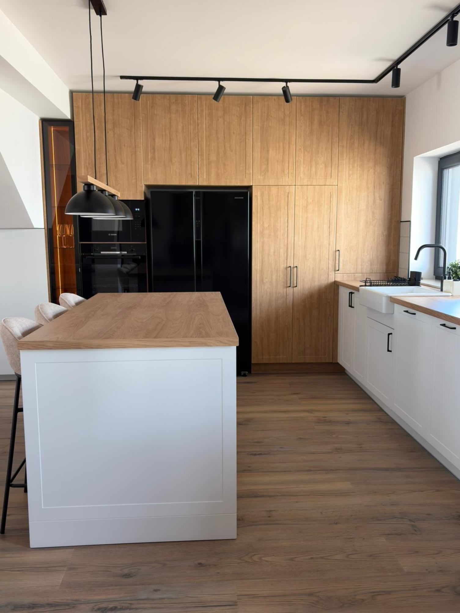 Mobilier de bucătărie NORVINIA, cu fronturi din MDF termoformat, blat termorezistent și mânere metalice aplicate