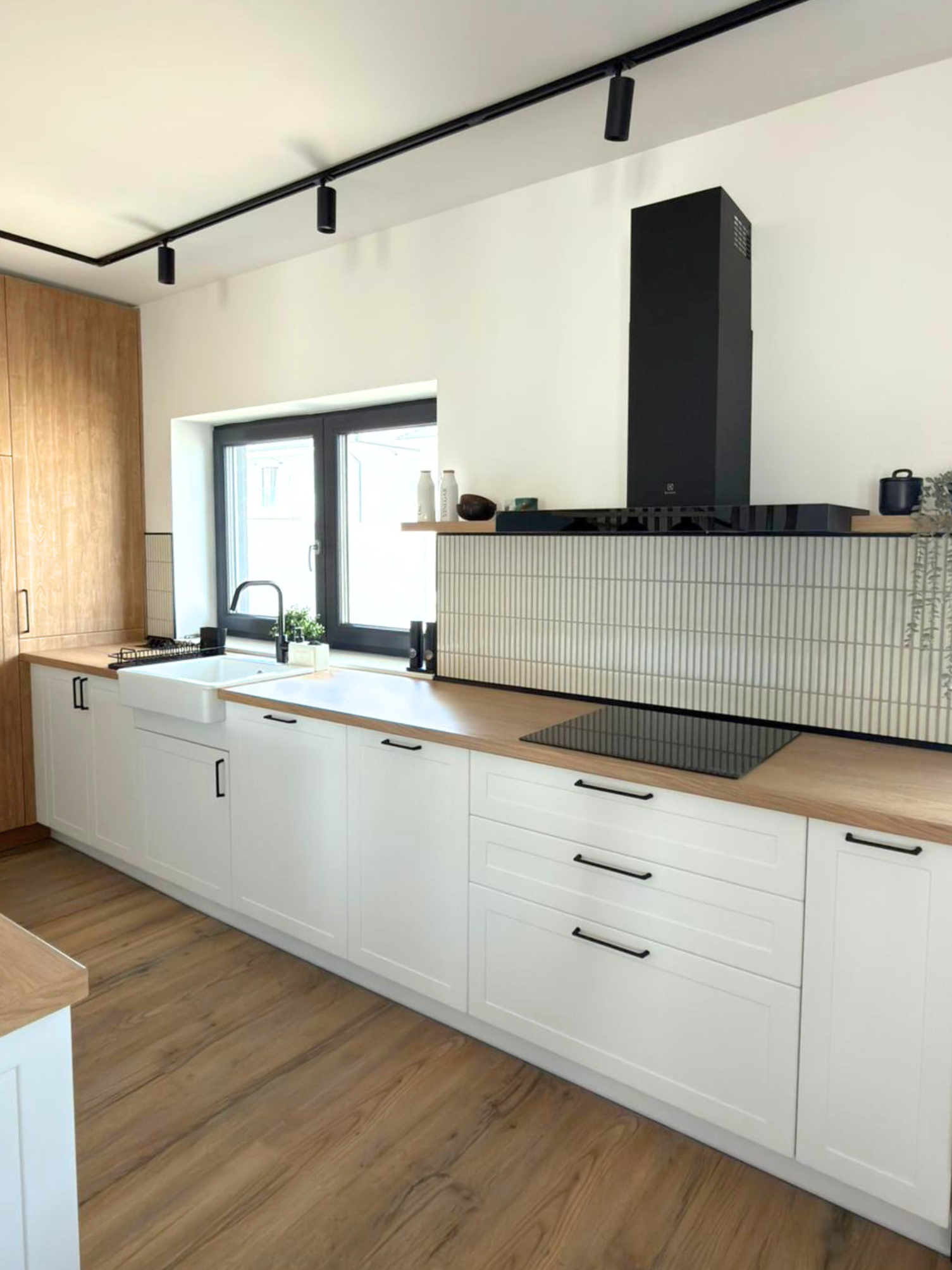 Mobilier de bucătărie NORVINIA, cu fronturi din MDF termoformat, blat termorezistent și mânere metalice aplicate