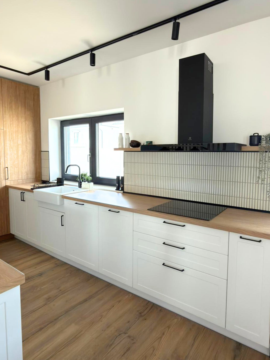 Mobilier de bucătărie NORVINIA, cu fronturi din MDF termoformat, blat termorezistent și mânere metalice aplicate