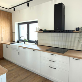Mobilier de bucătărie NORVINIA, cu fronturi din MDF termoformat, blat termorezistent și mânere metalice aplicate
