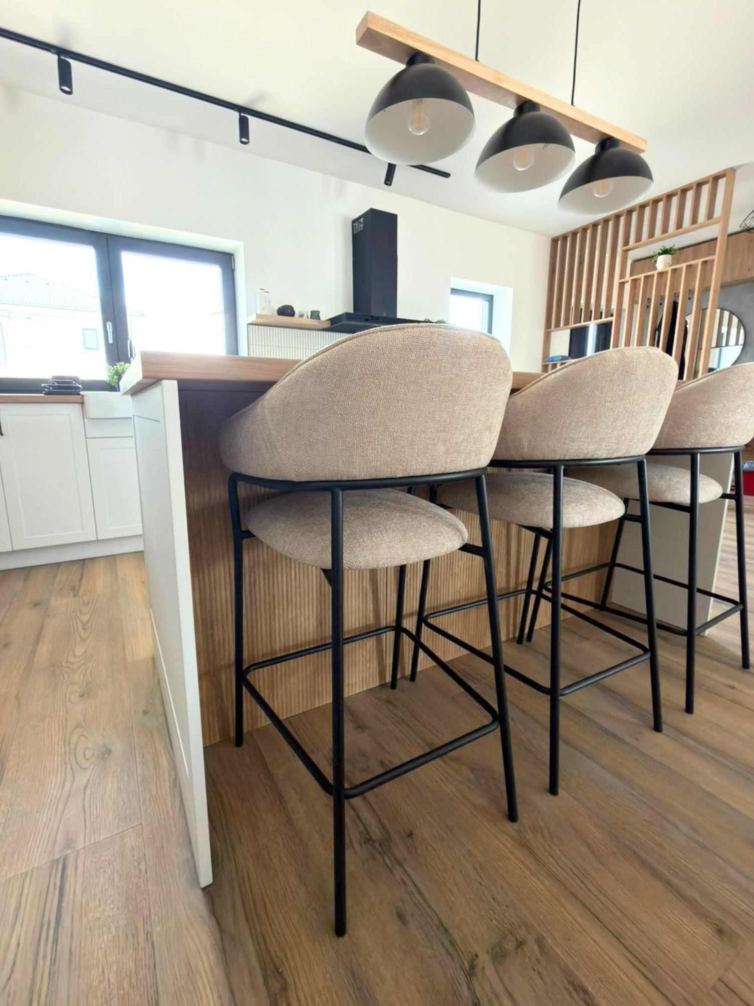 Mobilier de bucătărie NORVINIA, cu fronturi din MDF termoformat, blat termorezistent și mânere metalice aplicate