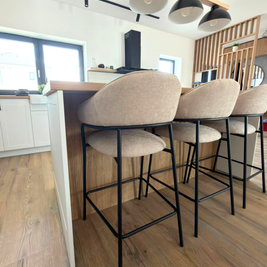 Mobilier de bucătărie NORVINIA, cu fronturi din MDF termoformat, blat termorezistent și mânere metalice aplicate