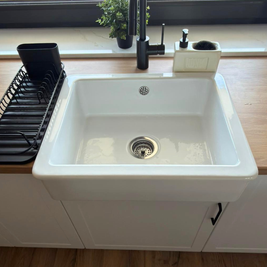 Mobilier de bucătărie NORVINIA, cu fronturi din MDF termoformat, blat termorezistent și mânere metalice aplicate