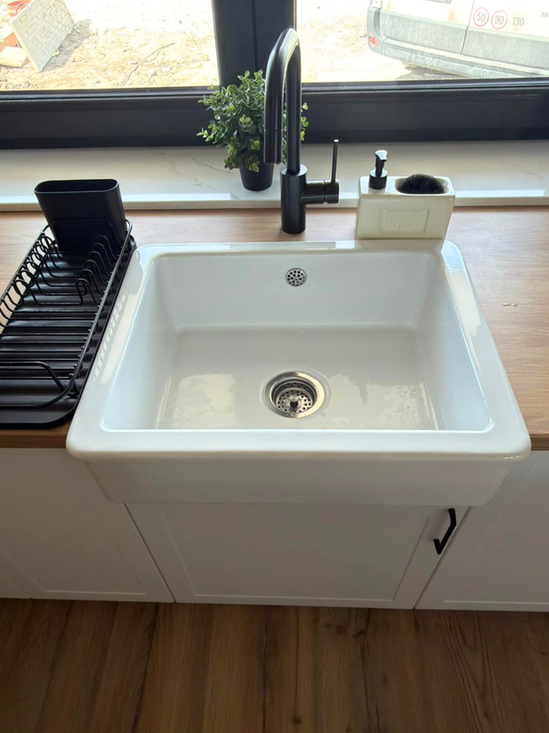 Mobilier de bucătărie NORVINIA, cu fronturi din MDF termoformat, blat termorezistent și mânere metalice aplicate