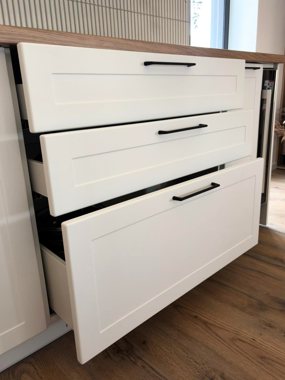 Mobilier de bucătărie NORVINIA, cu fronturi din MDF termoformat, blat termorezistent și mânere metalice aplicate