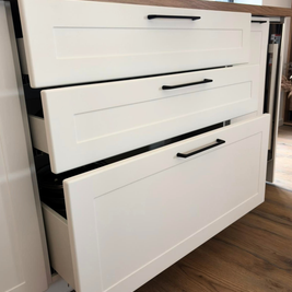 Mobilier de bucătărie NORVINIA, cu fronturi din MDF termoformat, blat termorezistent și mânere metalice aplicate