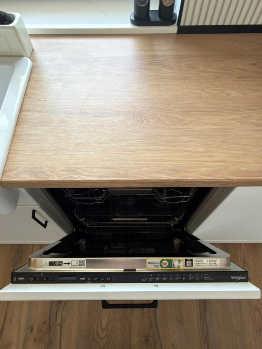 Mobilier de bucătărie NORVINIA, cu fronturi din MDF termoformat, blat termorezistent și mânere metalice aplicate