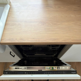 Mobilier de bucătărie NORVINIA, cu fronturi din MDF termoformat, blat termorezistent și mânere metalice aplicate