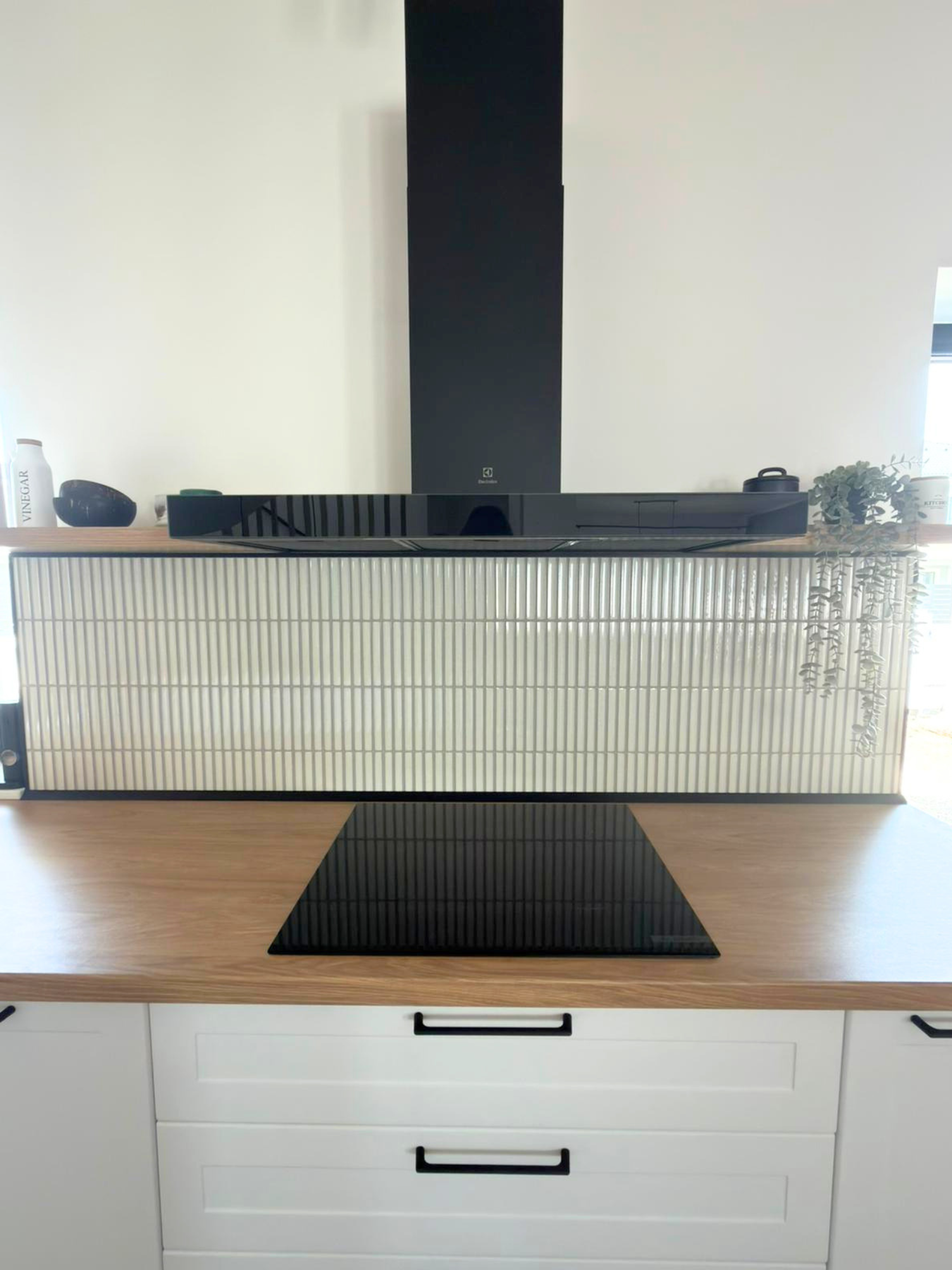Mobilier de bucătărie NORVINIA, cu fronturi din MDF termoformat, blat termorezistent și mânere metalice aplicate