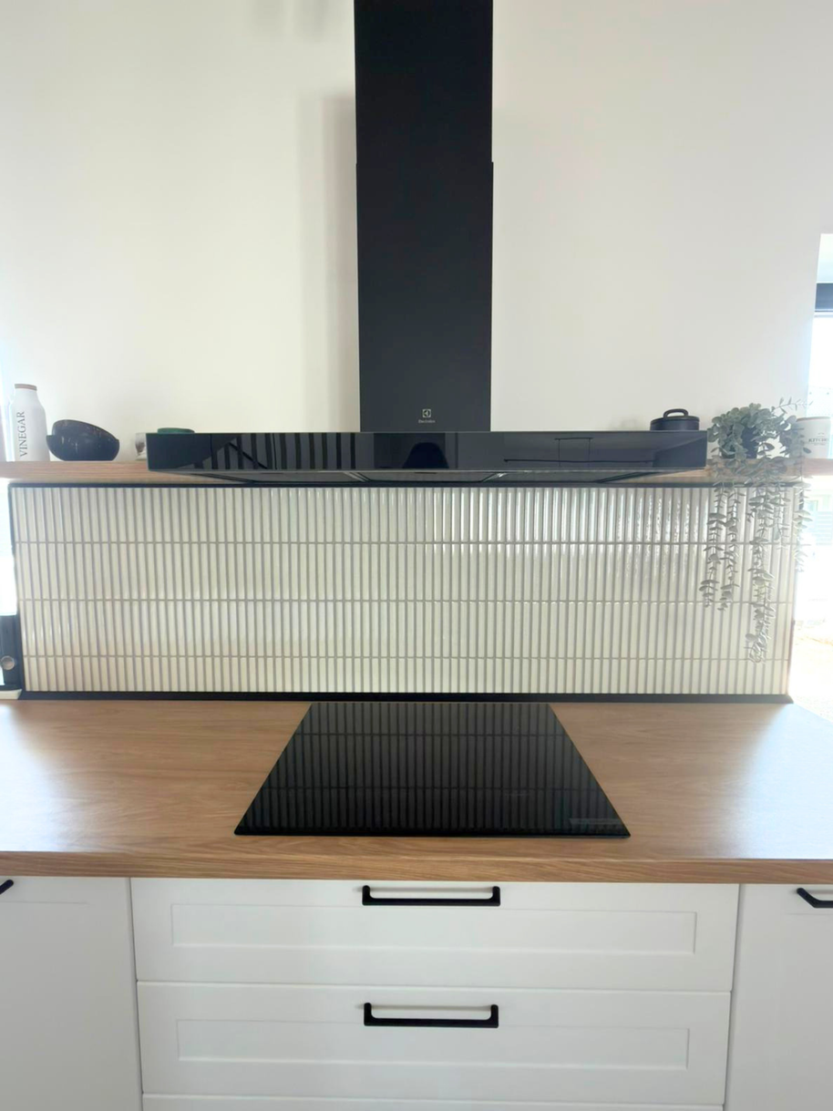 Mobilier de bucătărie NORVINIA, cu fronturi din MDF termoformat, blat termorezistent și mânere metalice aplicate