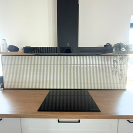 Mobilier de bucătărie NORVINIA, cu fronturi din MDF termoformat, blat termorezistent și mânere metalice aplicate