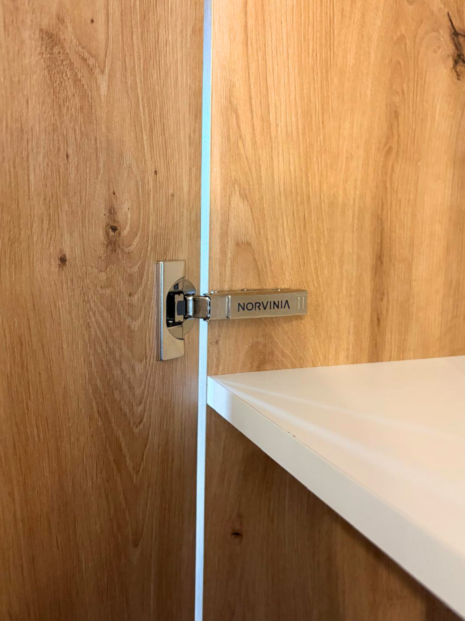 Mobilier pentru hol cu oglindă realizat la comandă de NORVINIA