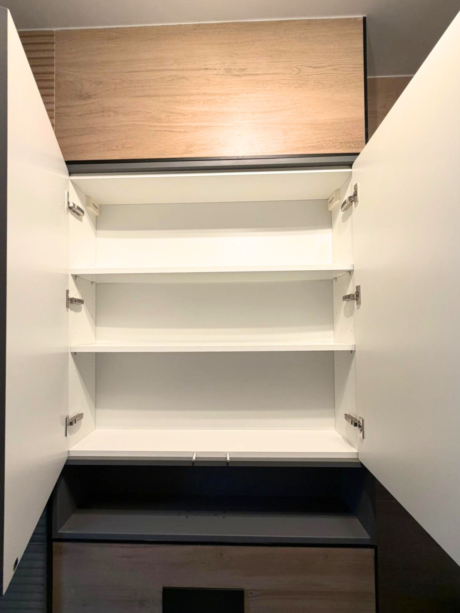 Mobilier pentru baie realizat la comandă de NORVINIA din MDF temoformat