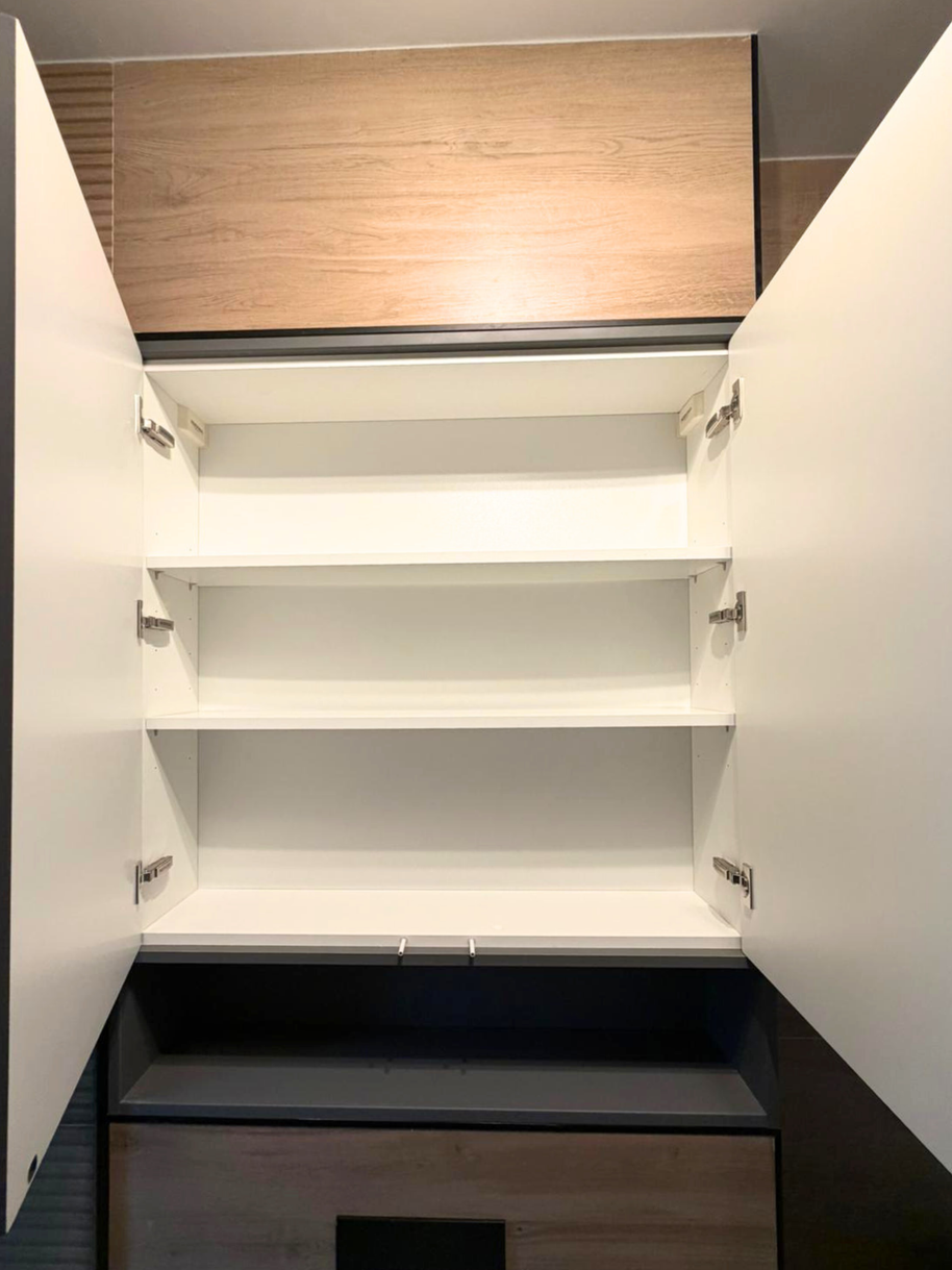 Mobilier pentru baie realizat la comandă de NORVINIA din MDF temoformat