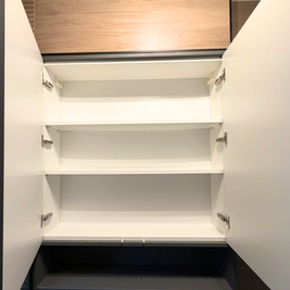Mobilier pentru baie realizat la comandă de NORVINIA din MDF temoformat