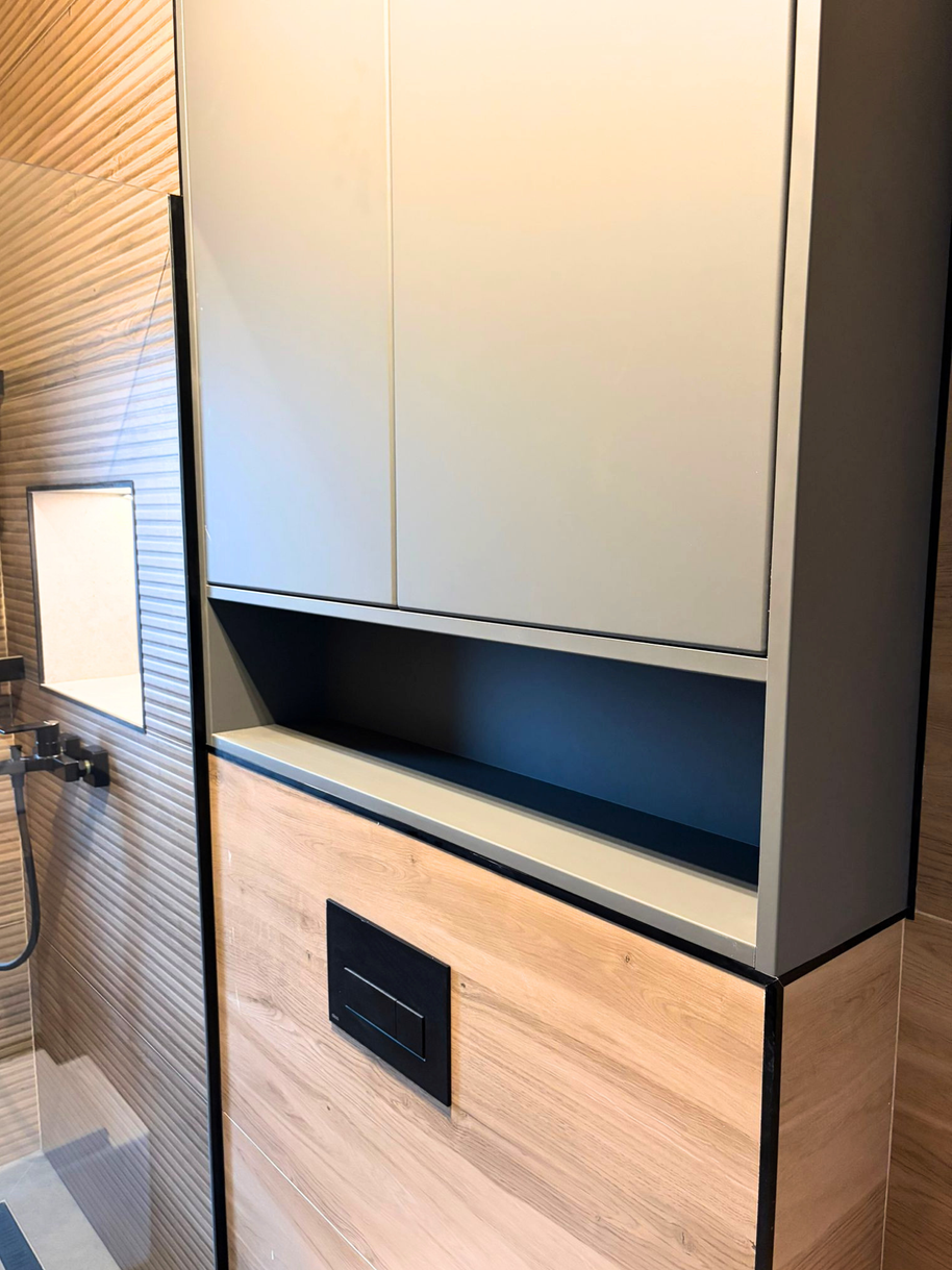 Mobilier pentru baie realizat la comandă de NORVINIA din MDF temoformat