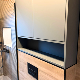 Mobilier pentru baie realizat la comandă de NORVINIA din MDF temoformat