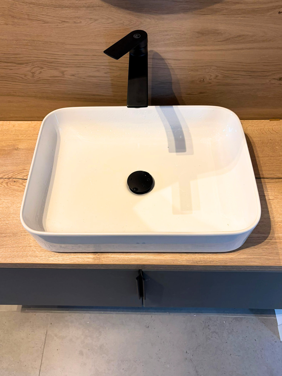 Mobilier pentru baie realizat la comandă de NORVINIA din MDF temoformat