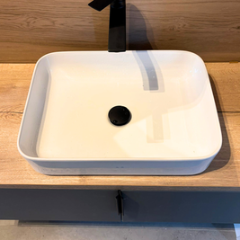Mobilier pentru baie realizat la comandă de NORVINIA din MDF temoformat