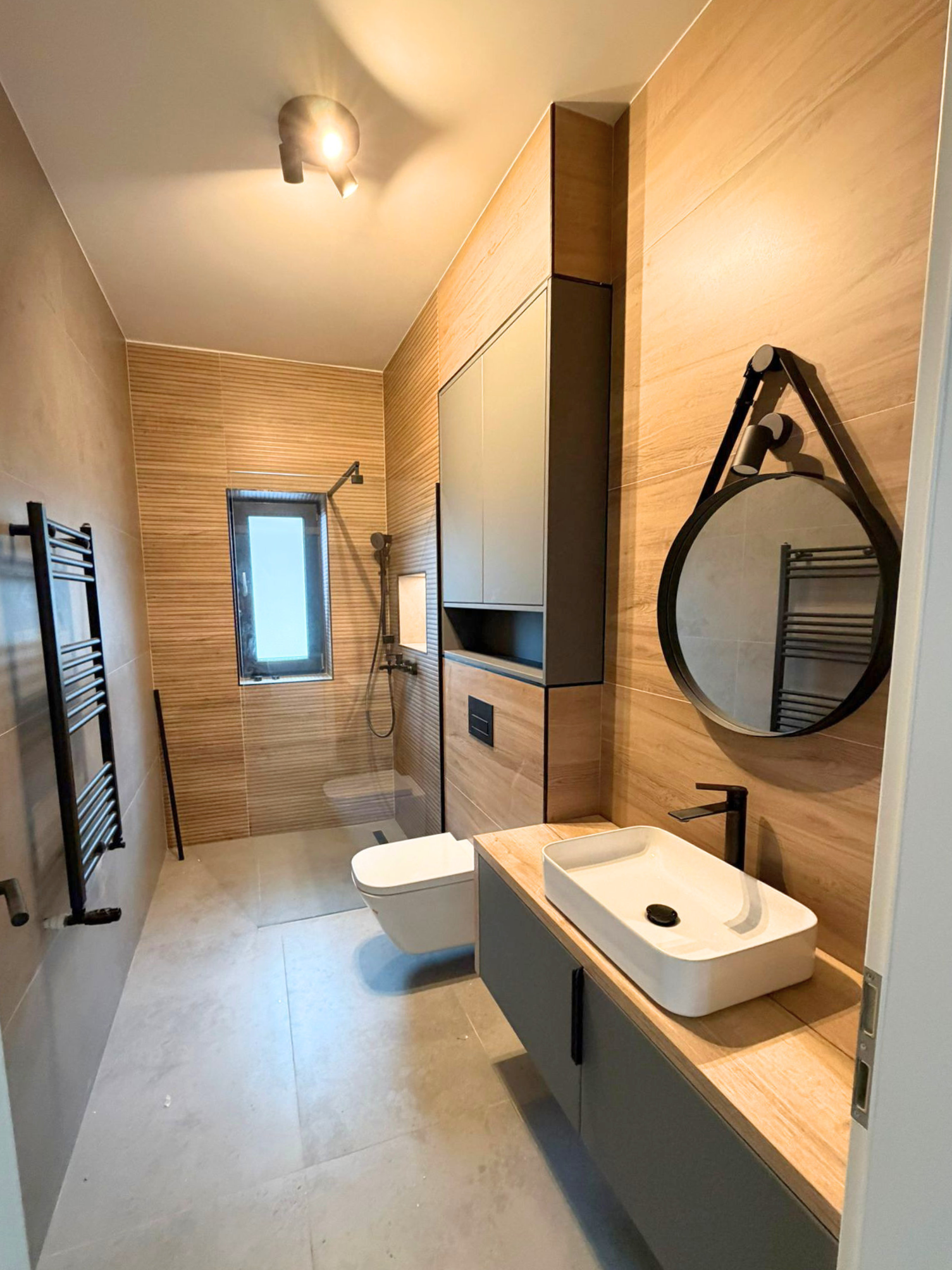 Mobilier pentru baie realizat la comandă de NORVINIA din MDF temoformat