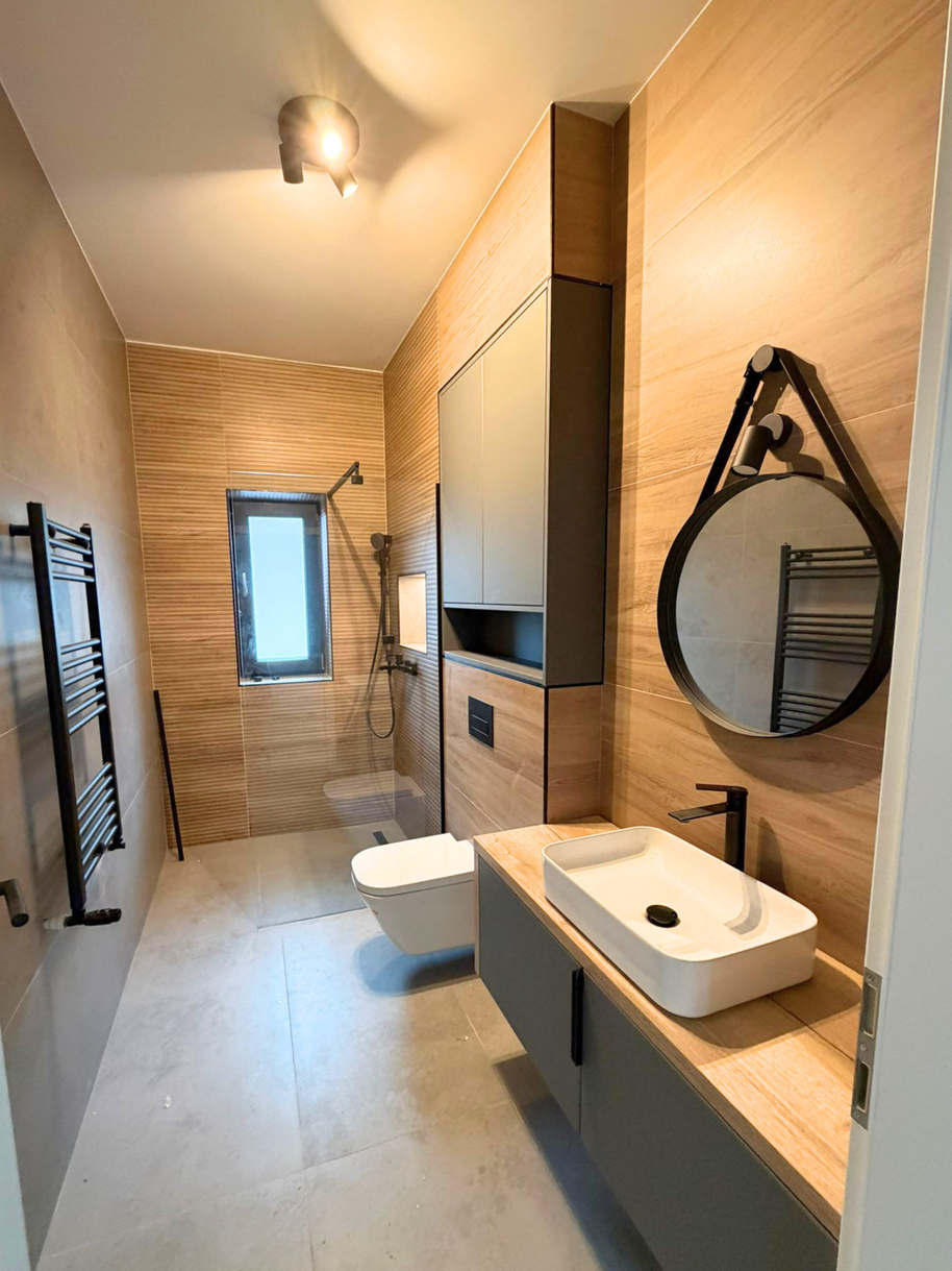 Mobilier pentru baie realizat la comandă de NORVINIA din MDF temoformat
