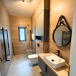 Mobilier pentru baie realizat la comandă de NORVINIA din MDF temoformat