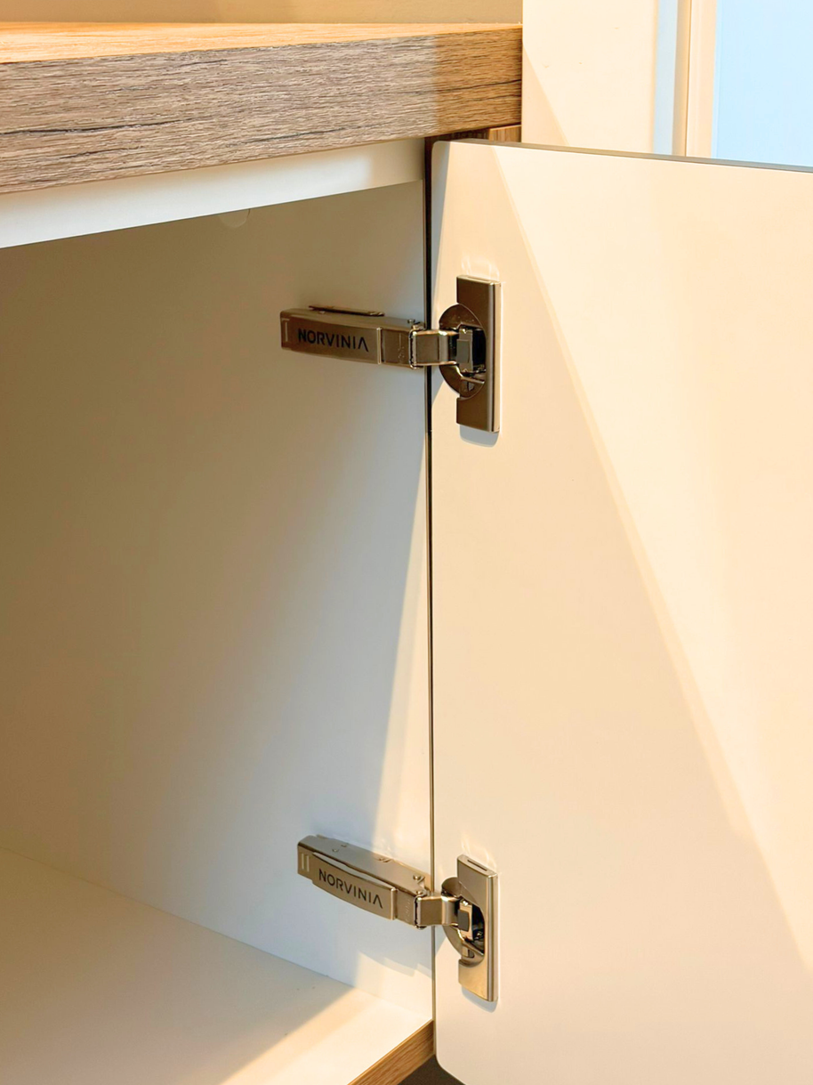 Mobilier pentru baie realizat la comandă de NORVINIA din MDF temoformat