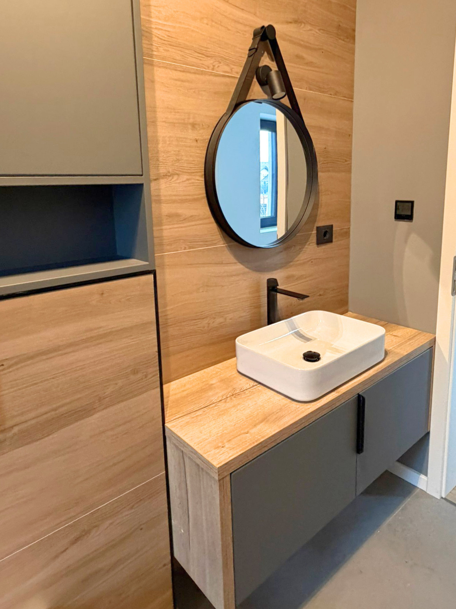 Mobilier pentru baie realizat la comandă de NORVINIA din MDF temoformat