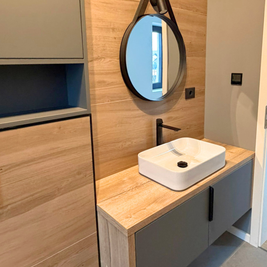 Mobilier pentru baie realizat la comandă de NORVINIA din MDF temoformat