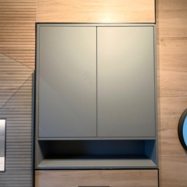 Mobilier pentru baie realizat la comandă de NORVINIA din MDF temoformat
