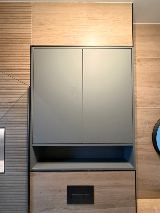 Mobilier pentru baie realizat la comandă de NORVINIA din MDF temoformat