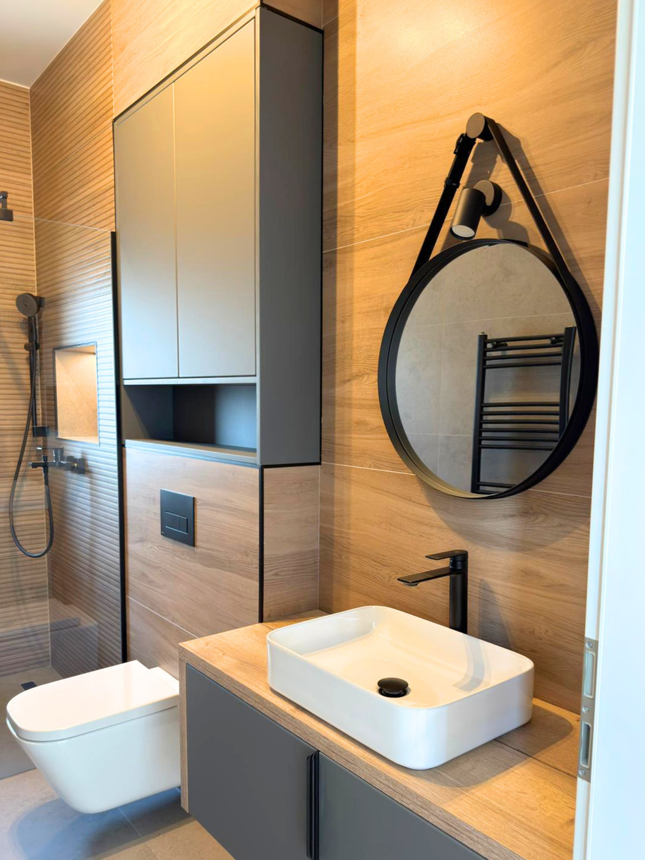Mobilier pentru baie realizat la comandă de NORVINIA din MDF temoformat