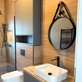 Mobilier pentru baie realizat la comandă de NORVINIA din MDF temoformat