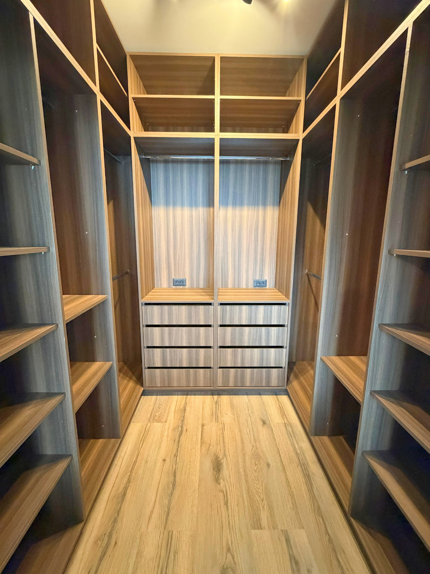 Dressing integrat în dormitor din PAL