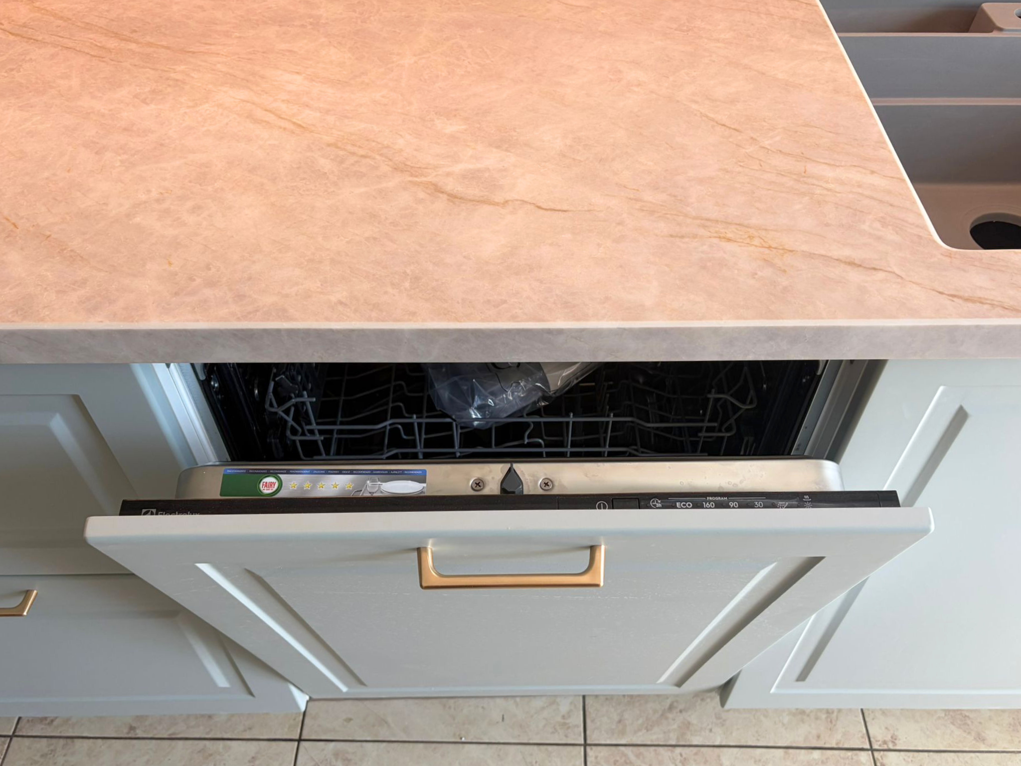 Mobilier de bucătărie NORVINIA, cu fronturi din MDF termoformat, blat din cuarț compozit și mânere metalice aplicate aurii